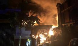 TP.HCM: ‘Bà hỏa’ bao trùm kho chứa dầu trong đêm, hàng trăm cảnh sát căng mình dập lửa