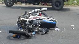 Xe máy nát bươm sau cú tông đầu ô tô tải, vợ chồng mới cưới tử vong trên đường về quê
