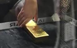 Du khách “bất lực” trước thử thách lấy thỏi vàng 20 kg trong lồng kính ở Dubai