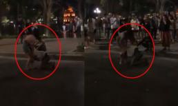 Chàng trai quỳ gối, ôm chân năn nỉ bạn gái trên phố đi bộ nhận 'gạch đá' thê thảm