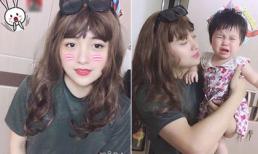 Mẹ đi vắng, ông bố giả gái xinh đẹp trông con và cái kết