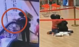 Người mẹ tuột tay làm rơi con 4 tháng tuổi từ thang cuốn và hình ảnh đứa bé còn lại gào khóc khiến ai cũng ám ảnh