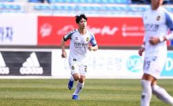 Đảo chân như rang lạc, Công Phượng được HLV Incheon khen hết lời