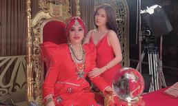 Hoàng Thuỳ Linh thích thú đăng ảnh bên danh hài Hoài Linh giả gái cực xinh