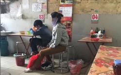 Hình ảnh người mẹ vào quán phở chỉ gọi một bát cho con rồi ngồi nhìn, hình ảnh khiến ai cũng xúc động