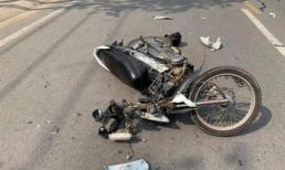 Quay lại nhặt mũ bảo hiểm rơi trên đường, 3 người đi xe máy nguy kịch