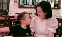 Sợ mẹ bị bắt cóc, con trai cẩn thận dặn Ly Kute rồi mới yên tâm đi vệ sinh