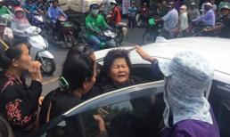 Mẹ cố nghệ sĩ Anh Vũ ngất xỉu khi vừa đến chùa Ấn Quang đợi nhận thi hài con trai