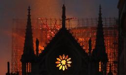 Tiên tri đáng sợ của Nostradamus về Nhà thờ Đức Bà bị cháy