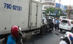 Xe tải lại tông hàng loạt xe dừng đèn đỏ, 2 người nhập viện