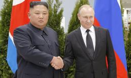 Cái bắt tay lịch sử giữa Chủ tịch Kim Jong Un và Tổng thống Putin