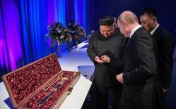 Chủ tịch Kim Jong-un tặng thanh kiếm quý cho Tổng thống Putin