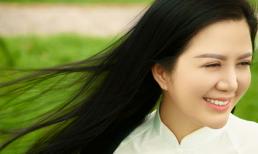 Ca sĩ Đinh Hiền Anh thướt tha, dịu dàng với áo dài trắng nền nã