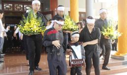 Dù cố gắng nghe theo di nguyện nhưng chồng người mẫu Như Hương vẫn bật khóc trong đám tang vợ