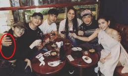 Cùng nhau chụp ảnh khi đi ăn uống, Hồ Quang Hiếu bị trêu ôm vai Bảo Anh dù Isaac ngồi ở giữa