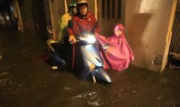 Hà Nội mưa cực to giữa kỳ nghỉ lễ, nửa đêm rẽ sóng về nhà