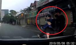 Tông ngã 2 thanh niên cạy trộm logo, tài xế ô tô bị đối tượng cầm hung khí 'dằn mặt'