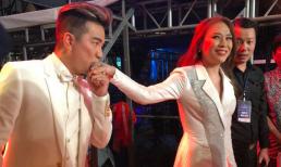 Không hẹn mà gặp vẫn diện đồ đôi với Mỹ Tâm, Đàm Vĩnh Hưng hôn ngay người trong mộng