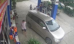 Đứng chờ đổ xăng, người đàn ông đi Innova tiện tay 'cầm hộ' can dầu nhờn