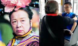 'Dung ma ma' tuổi 83 vẫn một mình đi xe bus, vui vẻ từ chối ngồi ghế của trẻ con gây sốt mạng xã hội