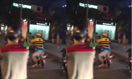 2 tài xế xe ôm công nghệ vác mũ bảo hiểm 'đấu võ' dữ dội trên phố