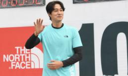 Mỹ nam “Giày thủy tinh” So Ji Sub lộ diện sau thông tin chuẩn bị cưới bạn gái kém 17 tuổi 