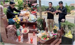 Tròn 49 ngày mất, diễn viên Minh Luân đến mộ thắp hương cho nghệ sĩ Anh Vũ