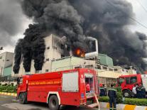 Cháy dữ dội kèm tiếng nổ lớn xảy ra ở Khu công nghiệp Việt Hương, Bình Dương