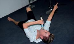 Không ngờ có lúc Đàm Vĩnh Hưng lại 'bớt sang chảnh' khi nằm lăn ra sàn tập nhạc thế này!