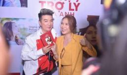 Quá cuồng Mỹ Tâm, Đàm Vĩnh Hưng diện giày đôi, ôm hôn và đứng đợi kí đĩa như một fan ruột