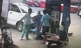 Bị nhắc tự mở nắp bình xăng, ông bố đánh nhân viên cây xăng ngay trước mặt con gái