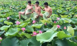 4 thợ ảnh cởi trần, chụp ảnh 'hở bạo' ở đầm sen gây phẫn nộ