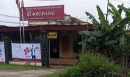 Nam thanh niên mặc áo mưa cầm vật nghi là súng vào chi nhánh ngân hàng Agribank cướp hơn 500 triệu đồng