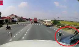 Xe máy sang đường kiểu tự sát, đẩy container vào tình thế chết người