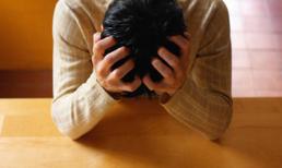 Chán vợ chuyện chăn gối sau sinh, 1 lần thấy vợ vào nhà vệ sinh lâu, chồng đạp cửa mới sốc với cảnh tượng trước mắt