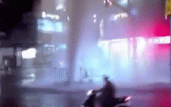 Cột nước phun cao như vòi rồng bất ngờ xuất hiện trên đường phố ở Sài Gòn