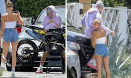 Justin Bieber khoe xe máy thiết kế riêng nhưng ai nấy chỉ chú ý tới cô vợ chân dài đứng kế bên 