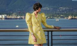 H'Hen Niê diện đồ Công Trí kiêu hãnh tạo dáng trên bờ biển Vancouver - Canada