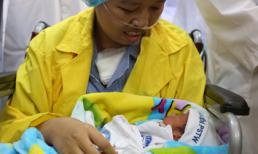 Xúc động cuộc gặp gỡ lần đầu của sản phụ ung thư vú giai đoạn cuối và con trai