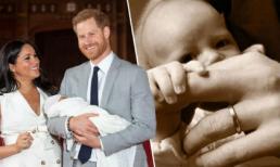 Khoảnh khắc ngọt lụi tim: Con trai Meghan và Harry mắt mở to, bàn tay bé nhỏ nắm ngón tay cha 