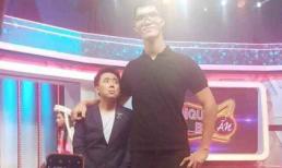 Gương mặt khó tả của Trấn Thành khi 'cả gan' chụp hình với chàng trai 2m2