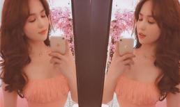 Vừa bị chê vòng một xập xệ, Ngọc Trinh lại bị soi dùng điện thoại không đúng đẳng cấp