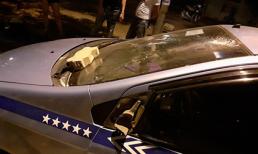 Xô xát với tài xế taxi, du khách cầm gạch ném vào vỡ kính xe giữa phố Hà Nội