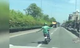 'Quái xế' xe ôm công nghệ buông 2 tay đánh võng, lao vun vút trên đường
