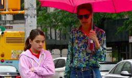 Katie Holmes và con gái bình thản lộ diện sau tin đồn Suri không phải là con ruột của Tom Cruise 