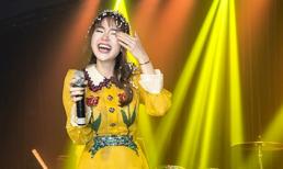 Minh Hằng bật khóc nức nở vì được fan “đột kích” tổ chức sinh nhật bất ngờ