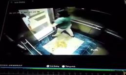 Hành động mờ ám của 2 người phụ nữ trong thang máy chung cư ở Hà Nội gây phẫn nộ