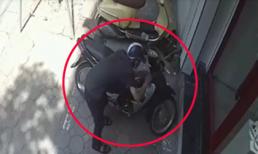 Tên trộm táo tợn bẻ khóa cuỗm xe máy trên phố Hà Nội giữa ban ngày