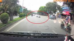 Lạng lách đánh võng trước đầu ô tô, 'quái xế' xăm trổ nhận cái kết đắng