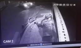 Kinh hãi khoảnh khắc taxi tông xe máy trong đêm khiến đôi nam nữ thương vong